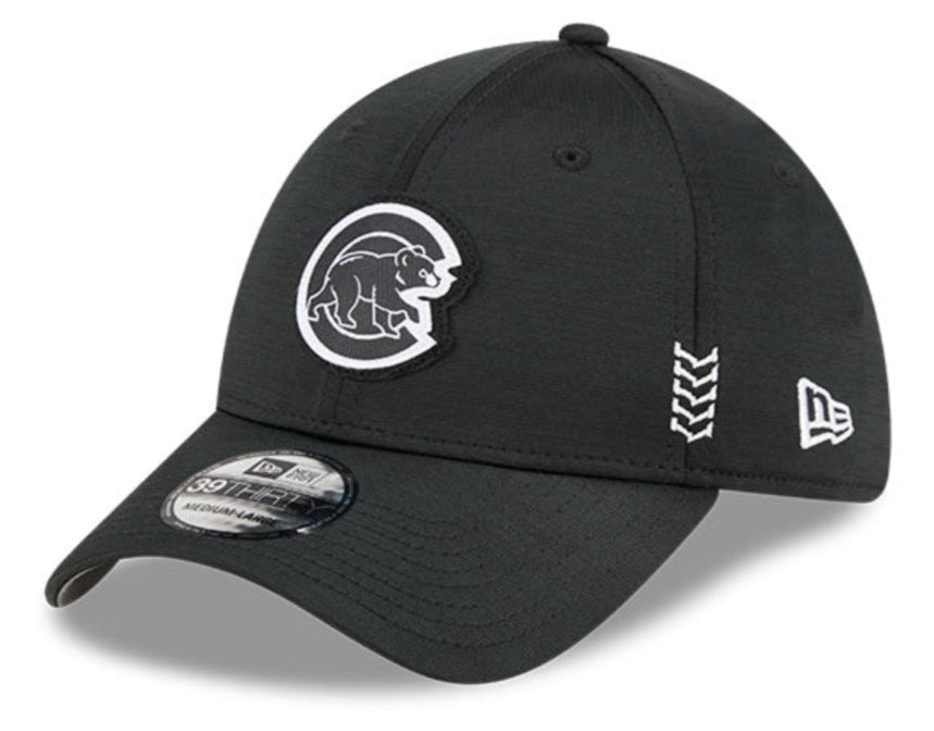 Chicago Cubs New Era Black Walking Bear 2024 Clubhouse 39THIRTY Flex Fit Hat for Men product image 1, provided for visual