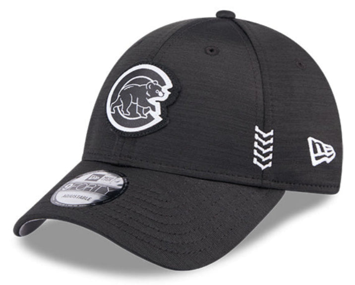 Chicago Cubs New Era Black 2024 Clubhouse Alternate 9FORTY Adjustable Hat for Men product image 1, provided for visual