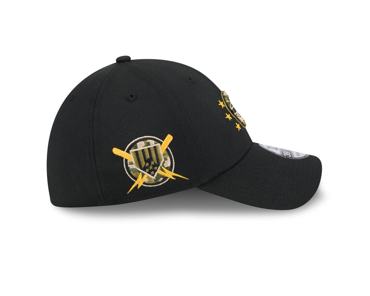 Chicago Cubs New Era 2024 Armed Forces Day Black 39THIRTY Flex Hat for Men product image 4, provided for visual reference